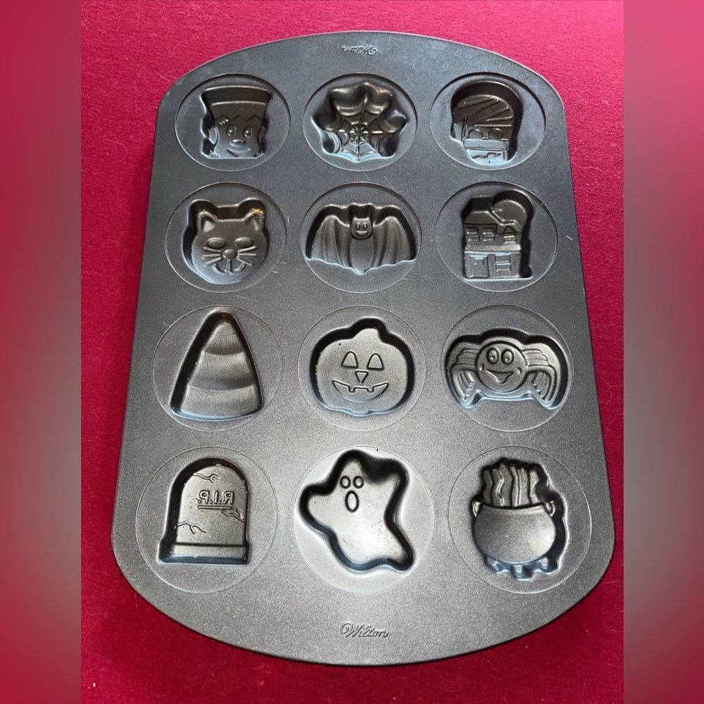 Halloween WILTON Cookie Candy Pan, 12 Round Cavity Baking Designs Bat Ghost Cat